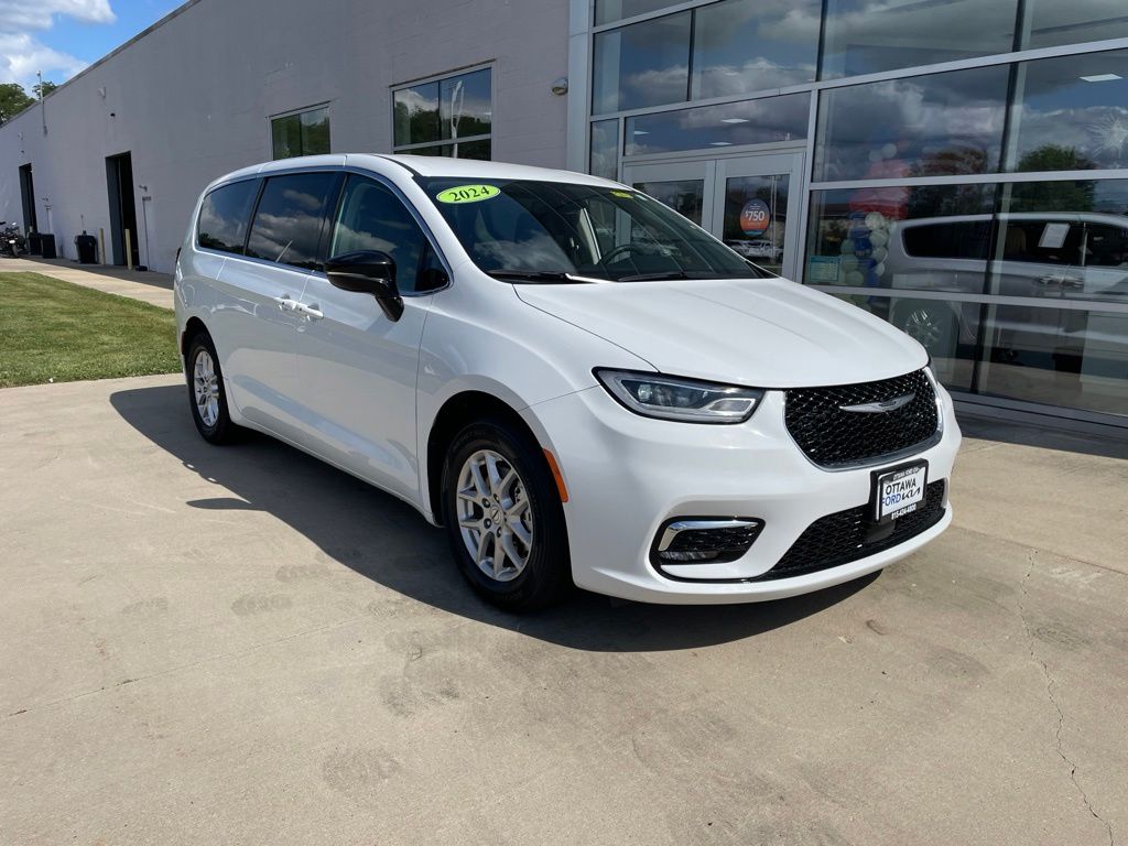 Bright White Clearcoat 2024 Chrysler Pacifica Minivan Front-Wheel Drive 9-Speed Automatic