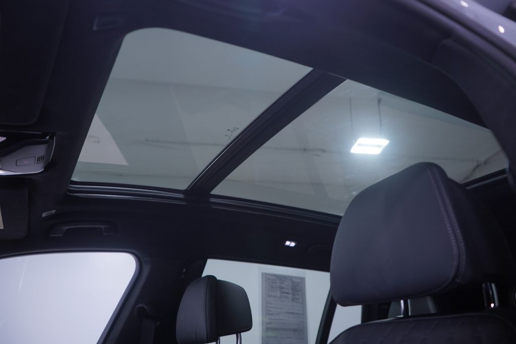 2025 BMW X7 M60i 8