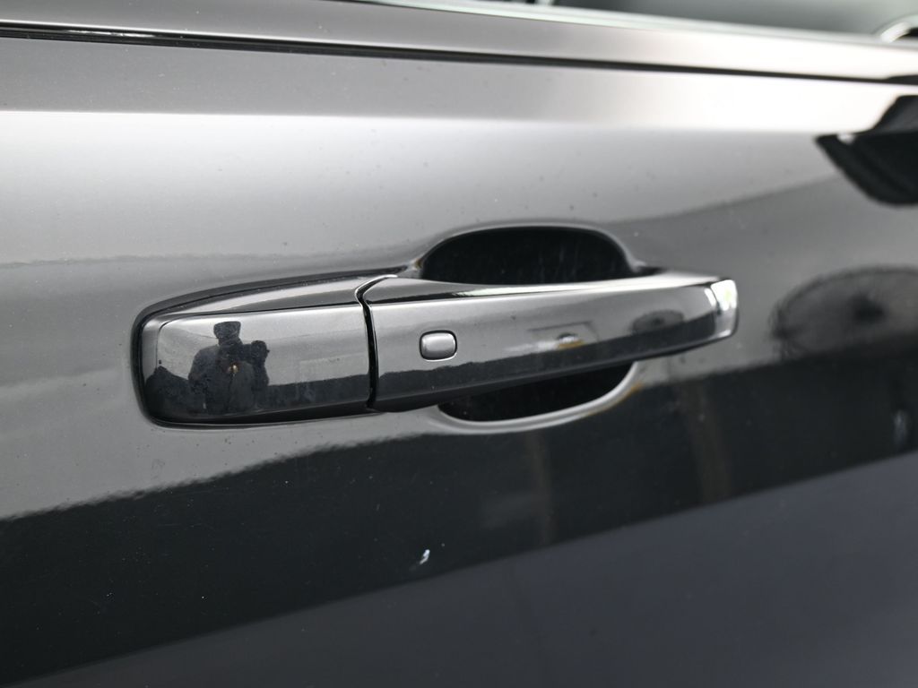 Used 2021 Diamond Black Crystal Pearlcoat Jeep Laredo X image 36