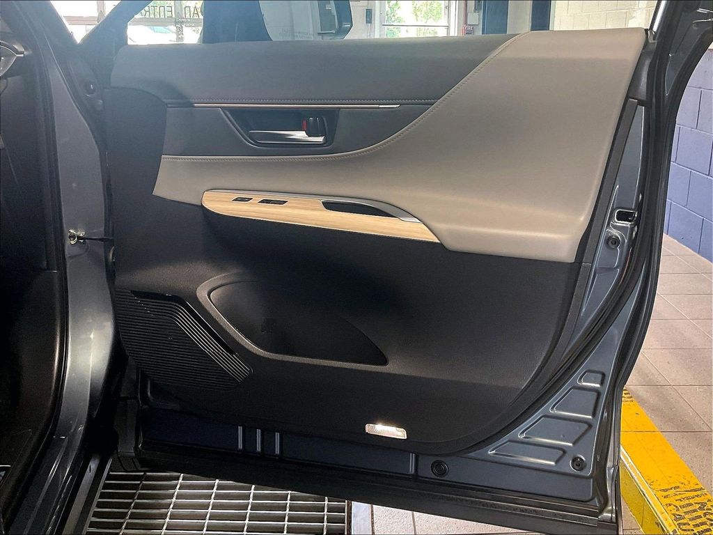 2023 Toyota Venza — photo 12