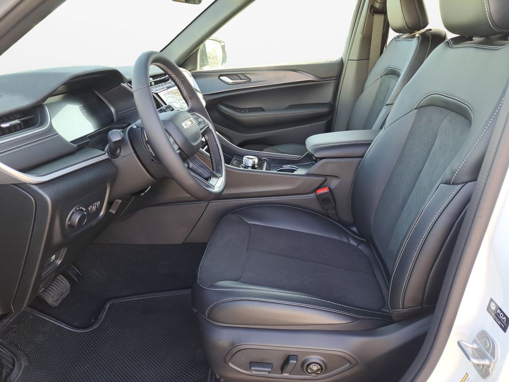 New Car 2025 Jeep Grand Cherokee  Laredo For Sale Under $40,000 In Austin, Texas