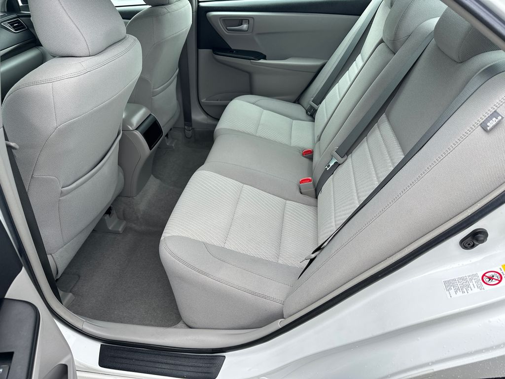 2016 Toyota Camry SE 8