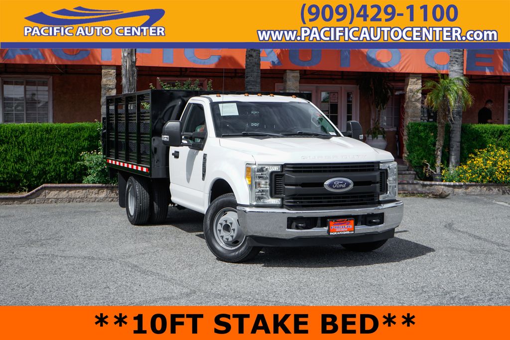 Oxford White 2017 Ford F-350 Super Duty Chassis XL Crew Cab DRW RWD Pickup Truck 4X2 6-Speed Automatic