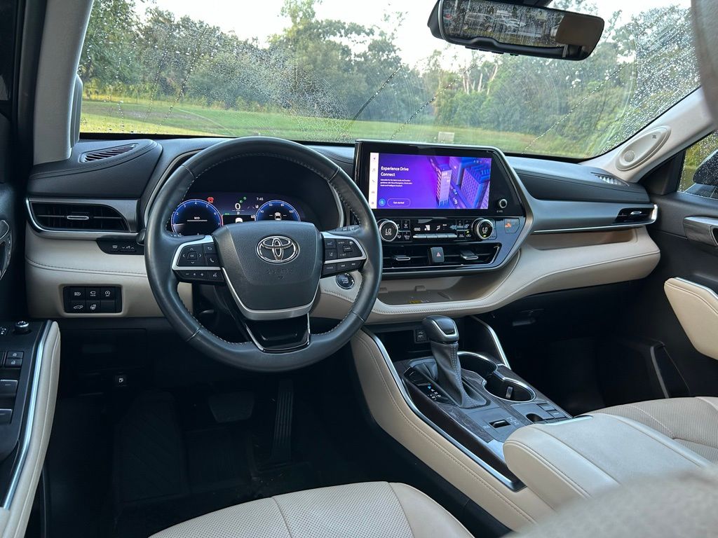 Thumbnail: 2023 Toyota Highlander - 11