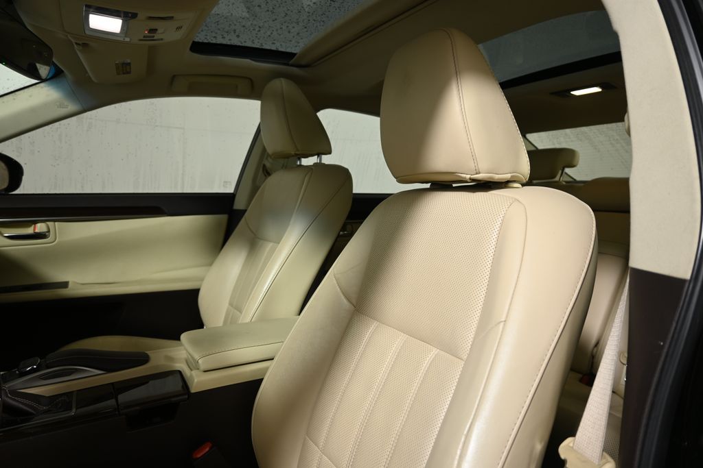 Thumbnail: 2017 Lexus ES - 4