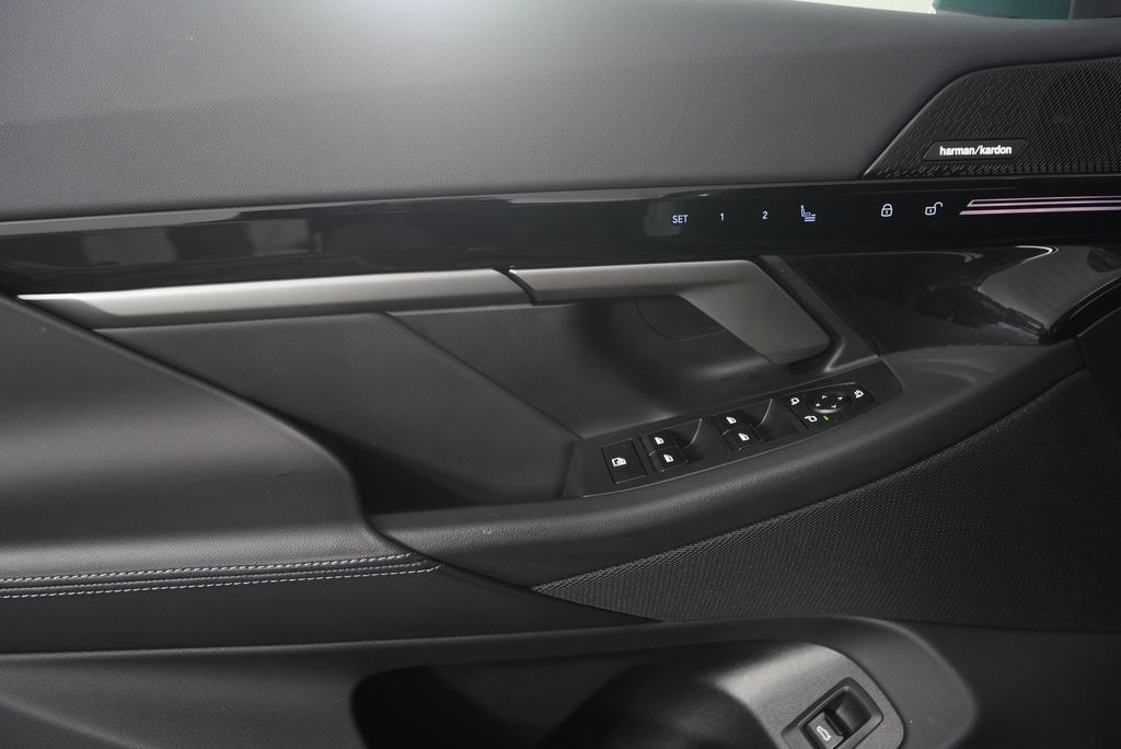 Thumbnail: 2025 BMW 5 Series - 10