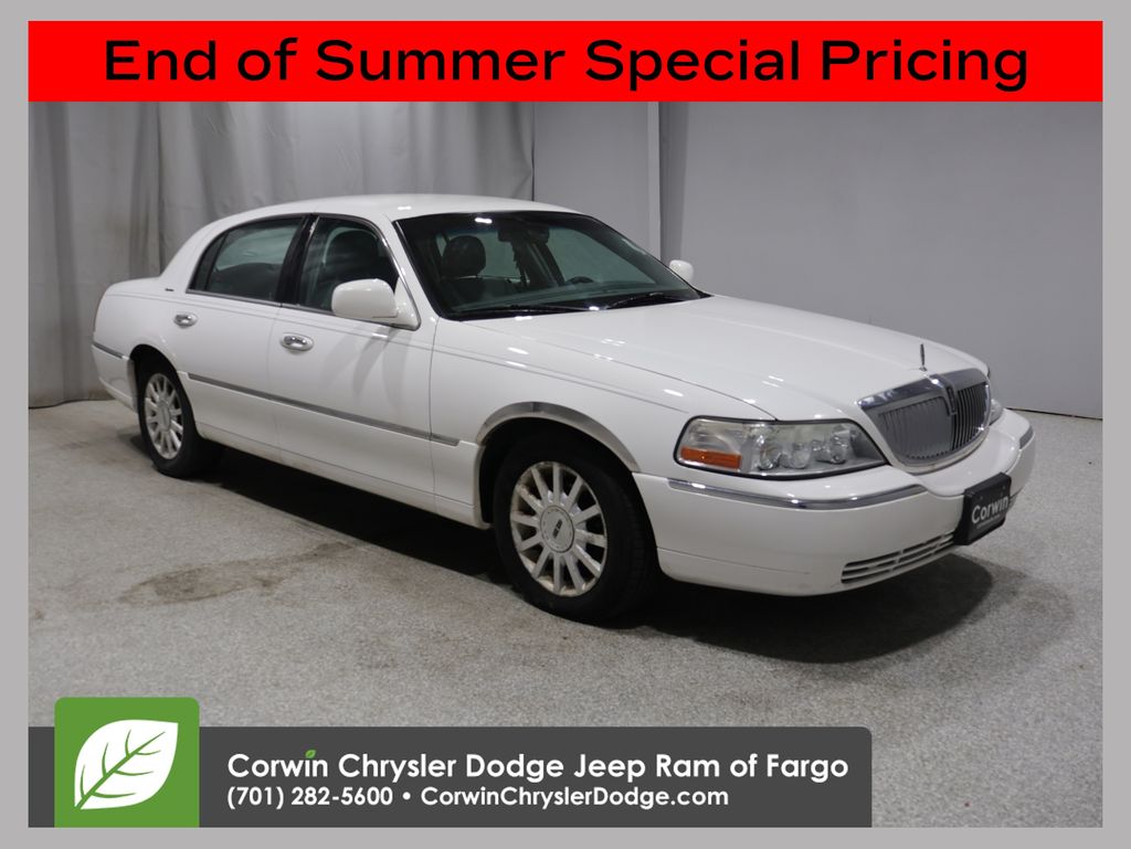 White 2006 Lincoln Town Car Sedan Rear-Wheel Drive 4-Speed Automatic Overdrive