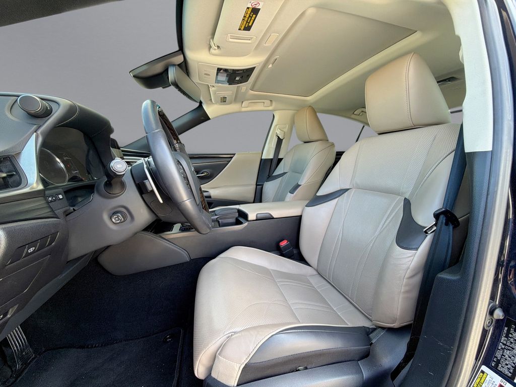 Thumbnail: 2020 Lexus ES - 30
