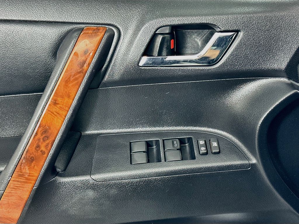 Thumbnail: 2013 Toyota Highlander - 17