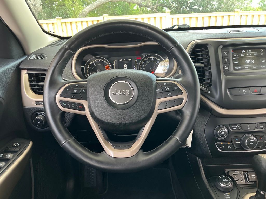 Thumbnail: 2017 Jeep Cherokee - 17