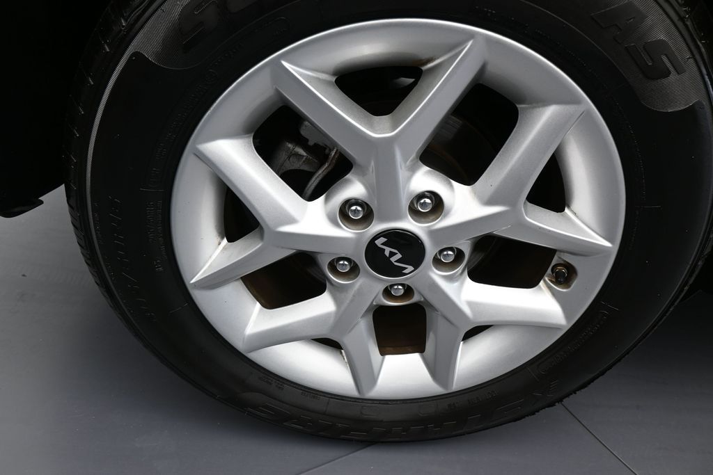 Used 2024 Snow White Pearl Kia LX image 37