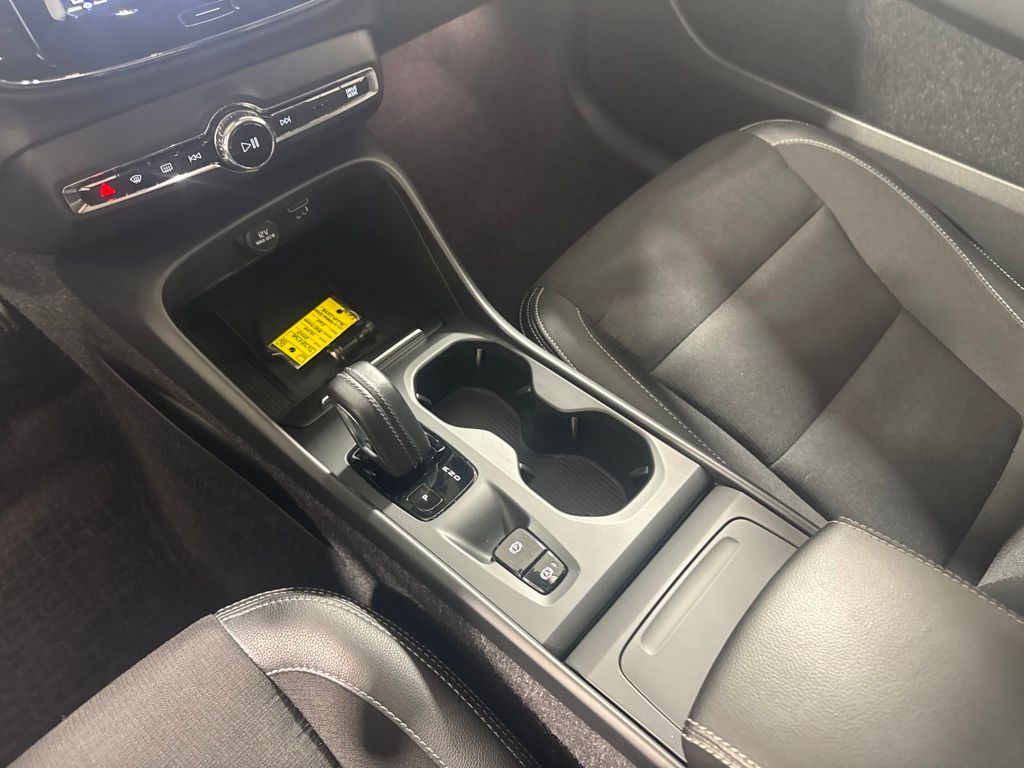 Used 2020 Silver Volvo Momentum image 14