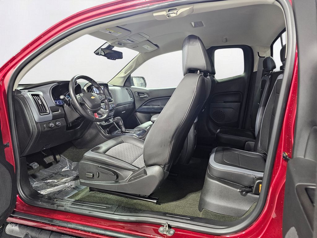 Used 2018 Red Chevrolet Z71 image 17