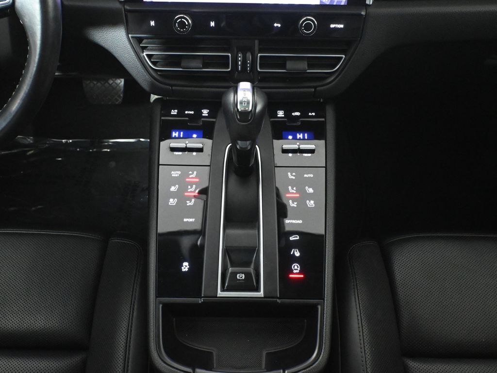 Thumbnail: 2022 Porsche Macan - 24