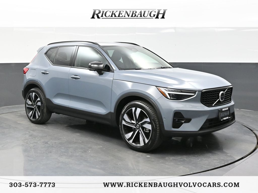 2023 Volvo XC40 B5 Ultimate Dark Theme AWD