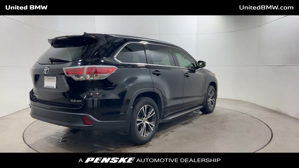 Thumbnail: 2016 Toyota Highlander - 8