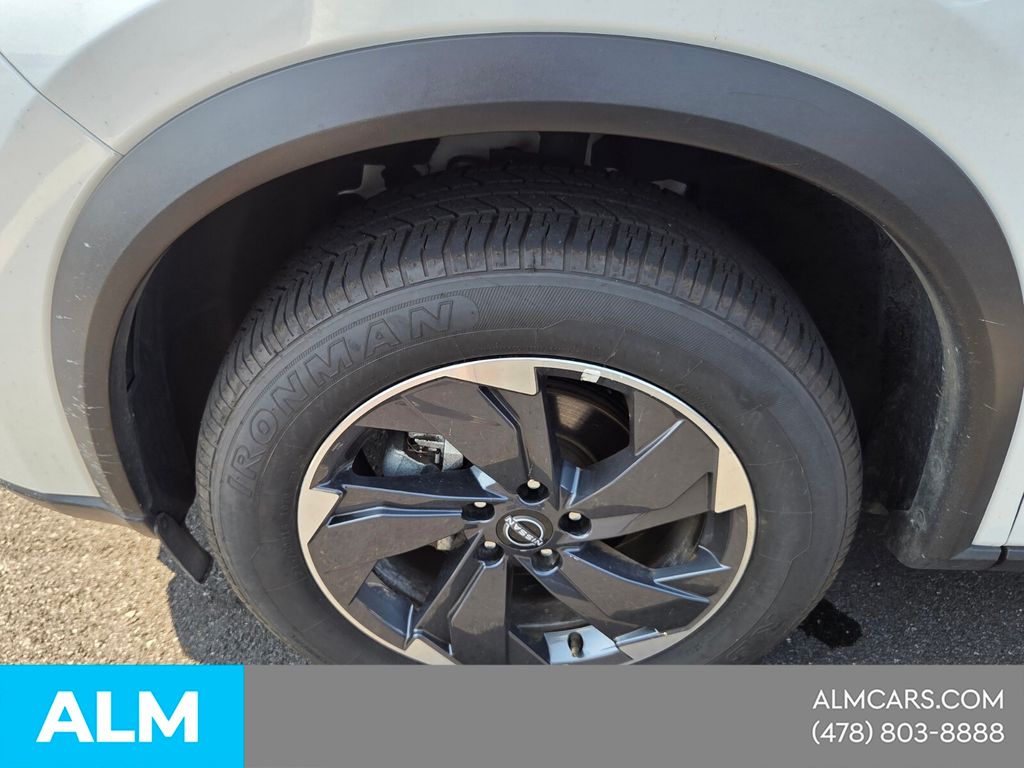 Used 2025 White Nissan SV image 3