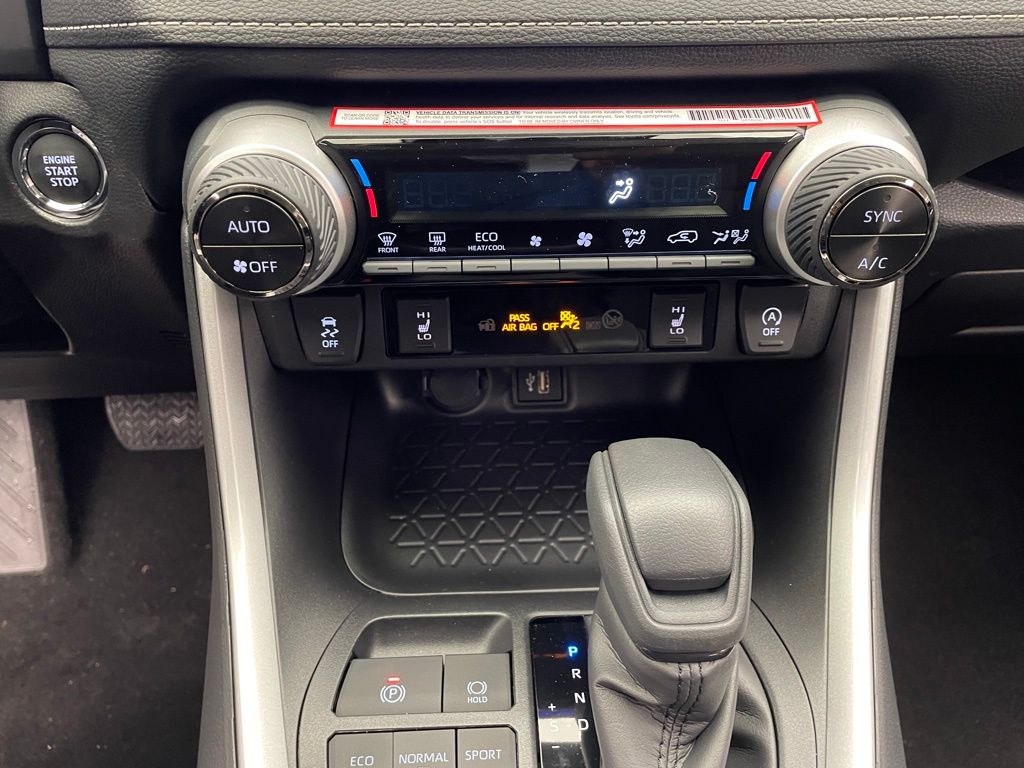 2025 Toyota RAV4 XLE 26