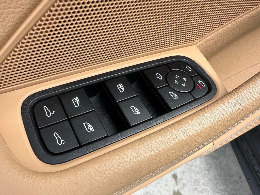 Thumbnail: 2023 Porsche Panamera - 14