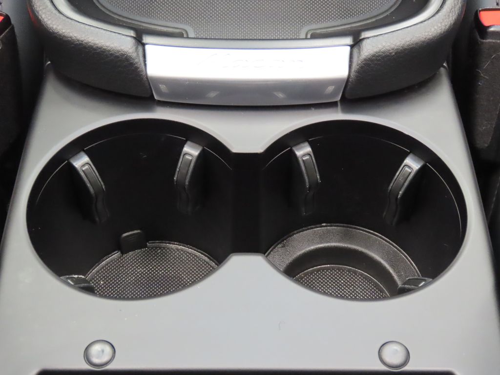 Thumbnail: 2023 Porsche Macan - 29