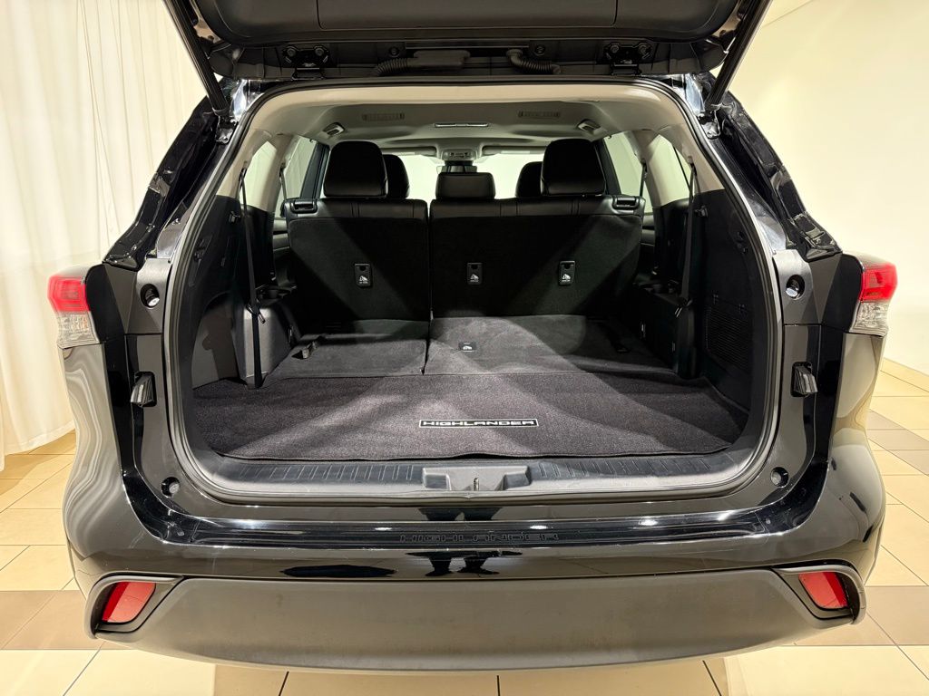 Thumbnail: 2023 Toyota Highlander - 11