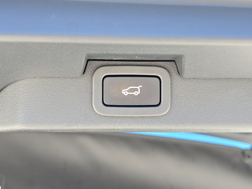 Used 2020 White Land Rover Landmark Edition image 17
