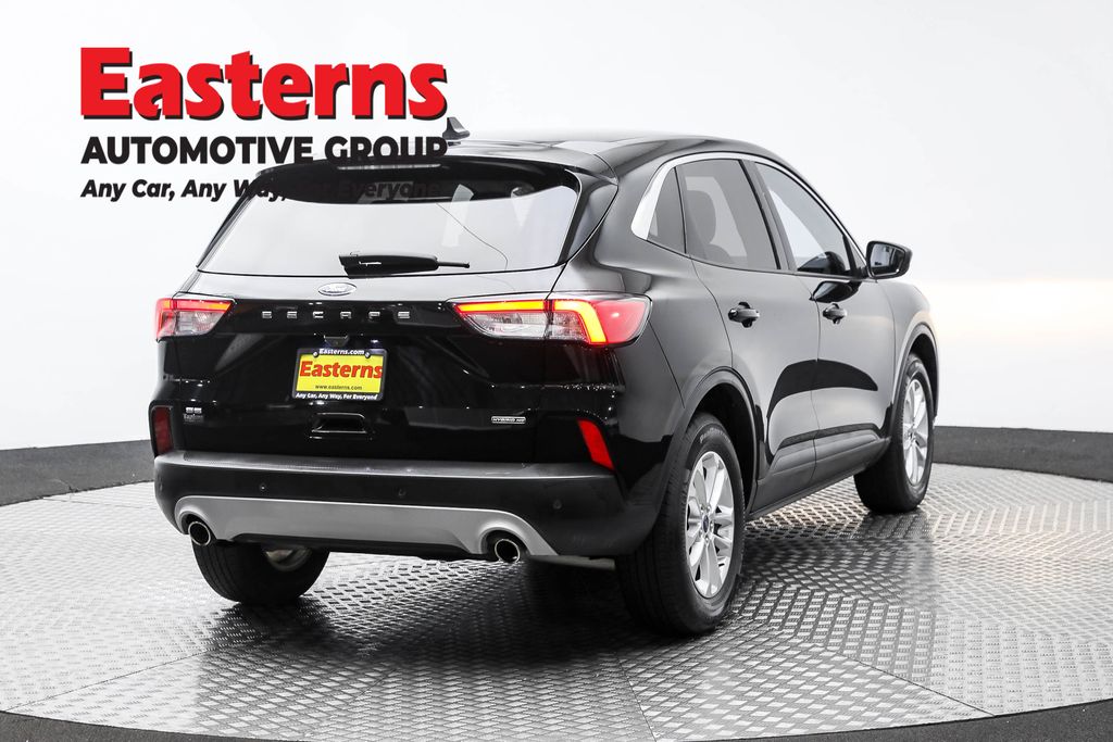 Used 2021 Black Ford SE image 5