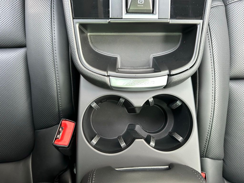 Thumbnail: 2026 Porsche Macan - 27