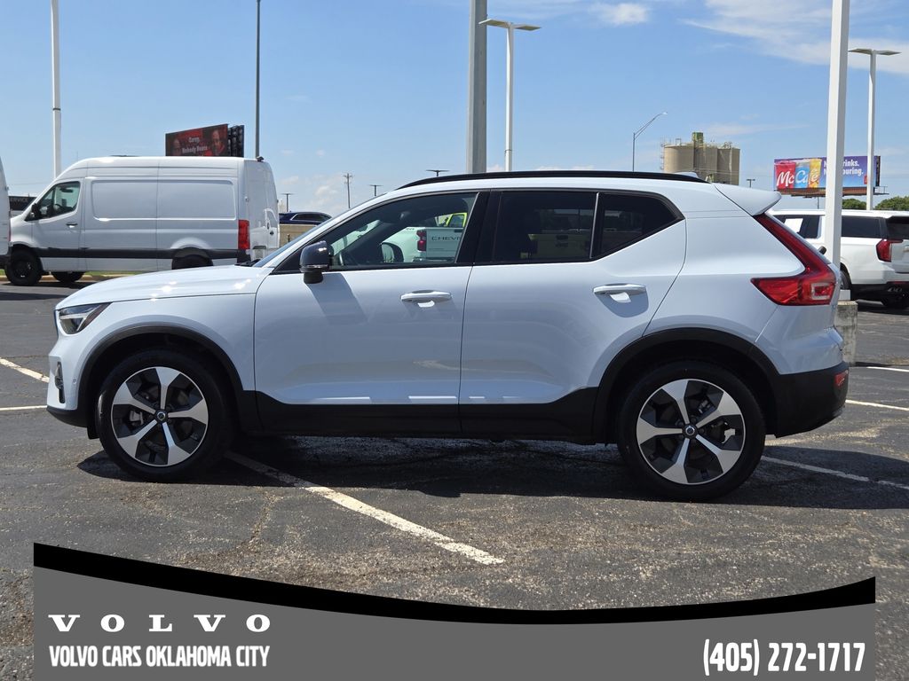 2025 Volvo XC40 B5 Plus Dark Theme