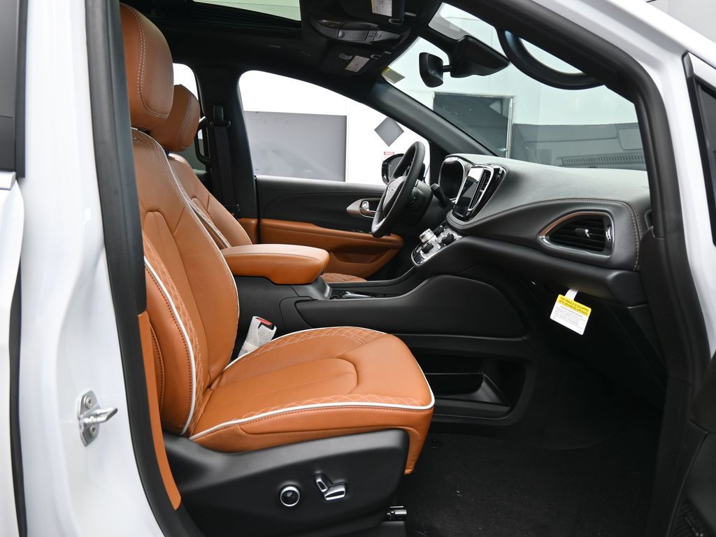 New 2026 Bright White Clearcoat Chrysler Pinnacle image 53