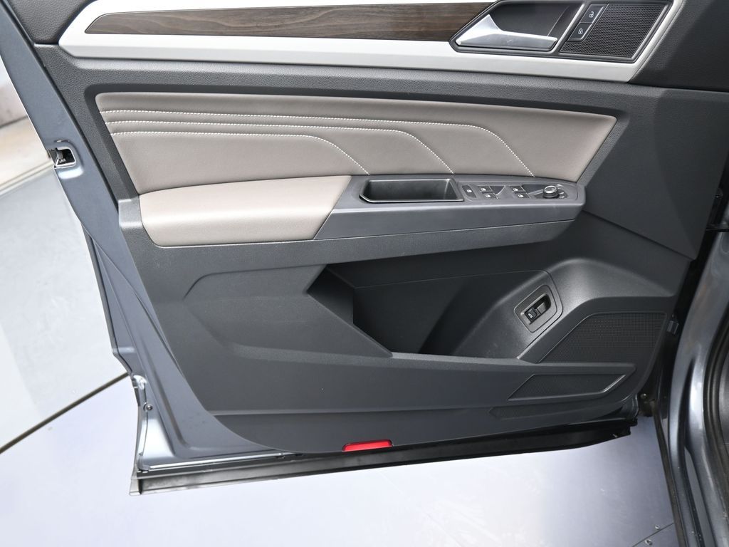 Used 2021 Gray Volkswagen 3.6L V6 SE w/Technology image 13