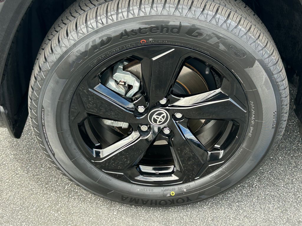 Thumbnail: 2021 Toyota RAV4 - 9