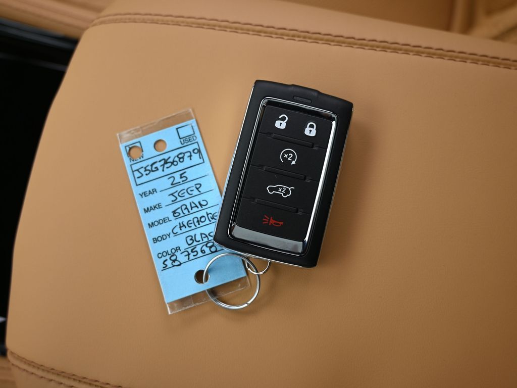 New 2025 Diamond Black Crystal Pearlcoat Jeep Summit image 23