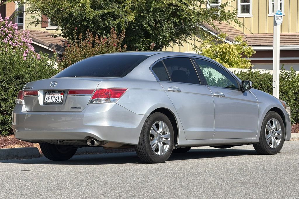 Used 2011 Alabaster Silver Metallic Honda SE image 4
