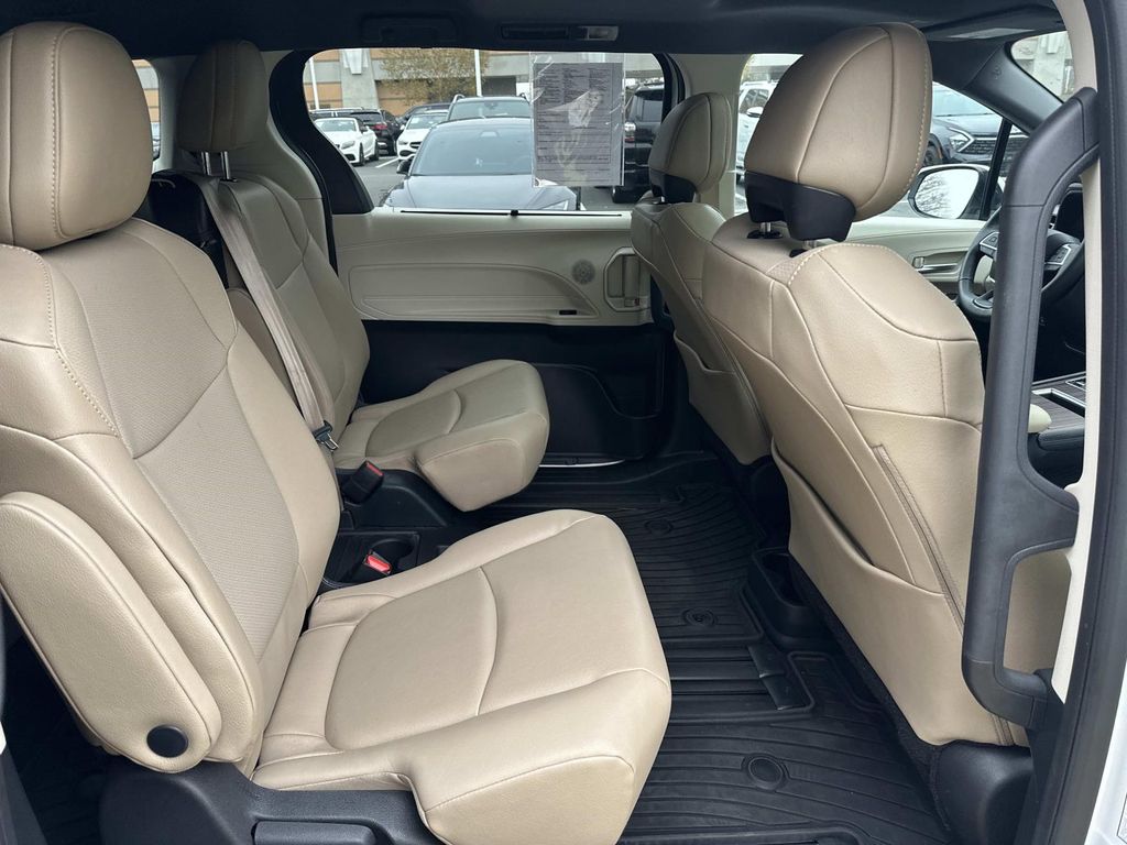 Thumbnail: 2024 Toyota Sienna - 24