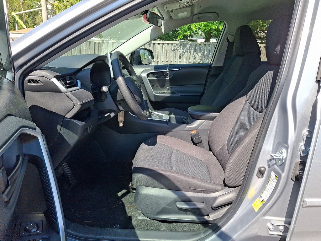 2023 Toyota RAV4 LE 13