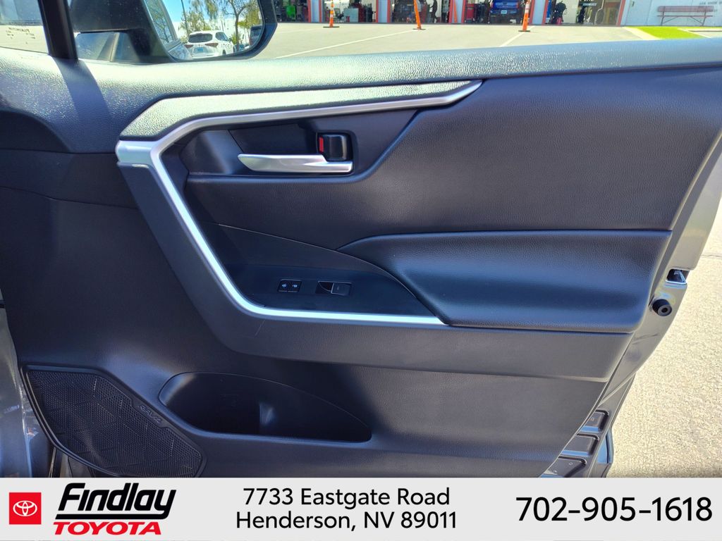 2024 Toyota RAV4 XLE - Photo 16