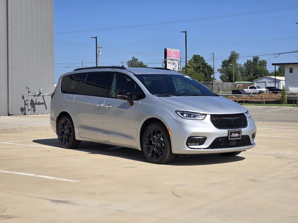 2024 Chrysler Pacifica Touring L 2