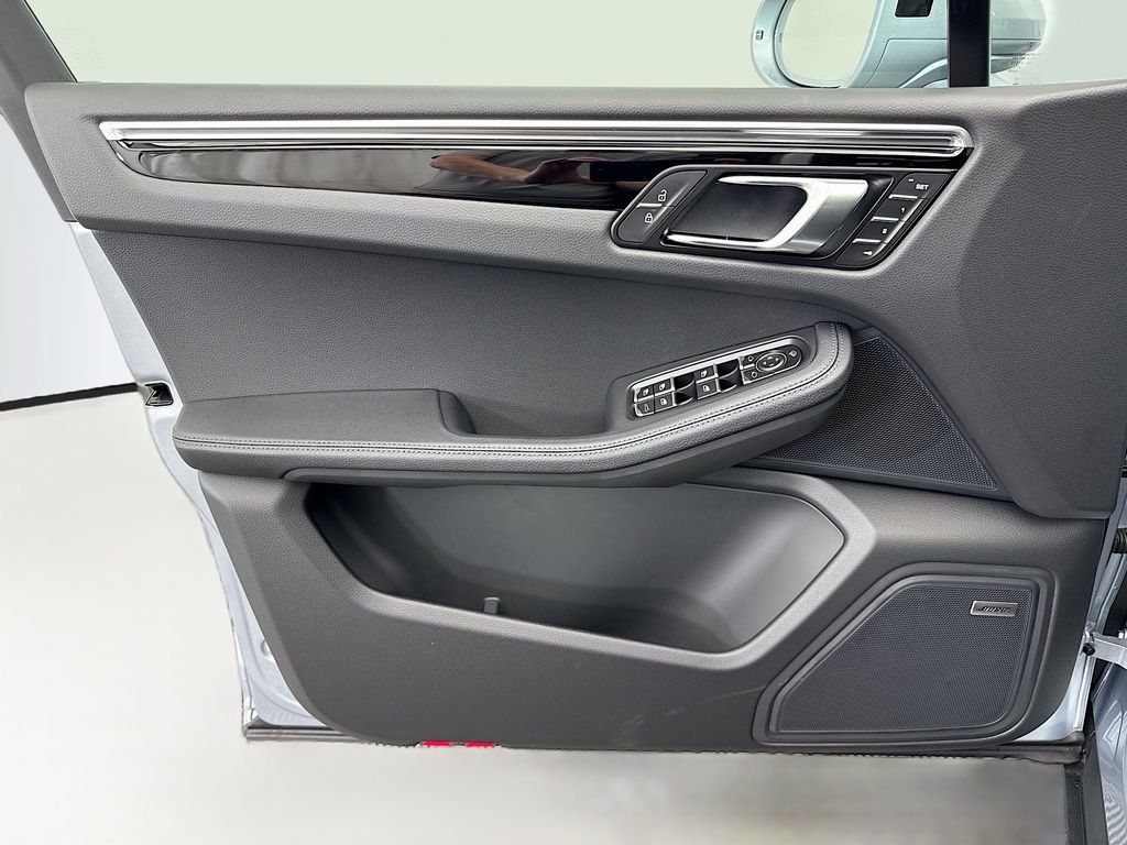 Thumbnail: 2026 Porsche Macan - 25