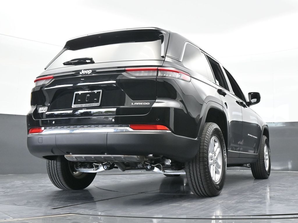 Used 2025 Diamond Black Crystal Pearlcoat Jeep Laredo image 60