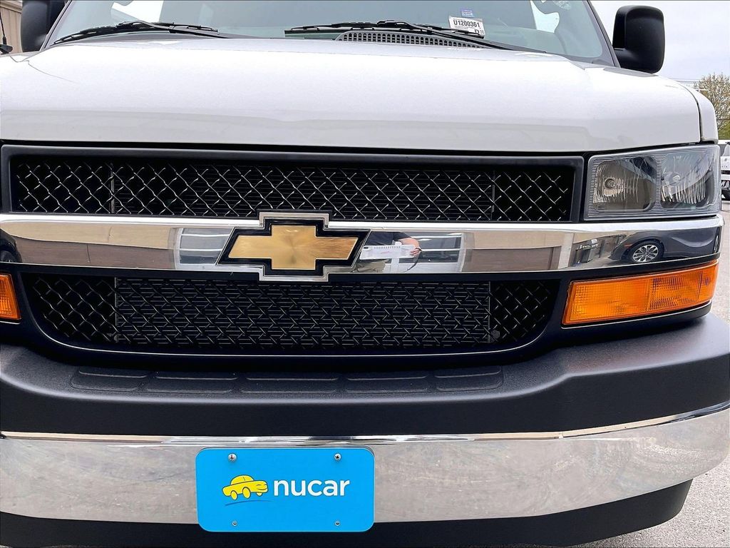 2025 Chevrolet Express 3500 — photo 30