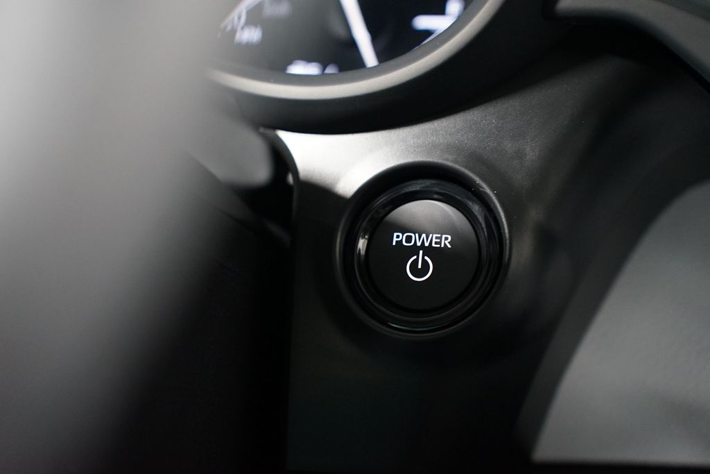 2025 Toyota Sienna XLE 23