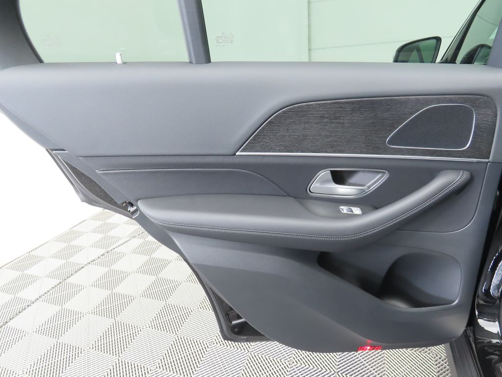 Thumbnail: 2026 Mercedes-Benz GLE - 26