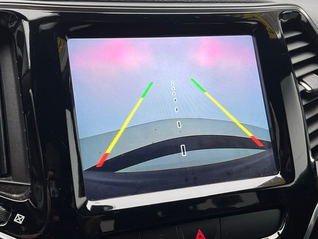 Thumbnail: 2019 Jeep Cherokee - 14