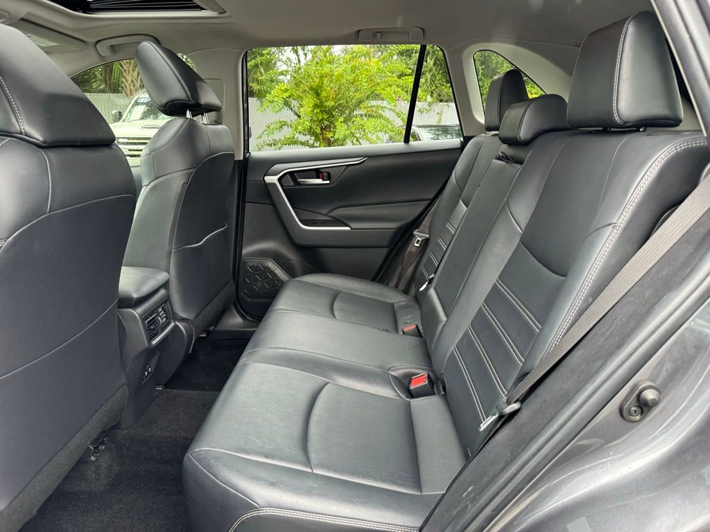 2019 Toyota RAV4 XLE Premium 17