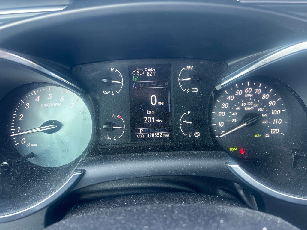Used 2018 White Toyota Platinum image 17