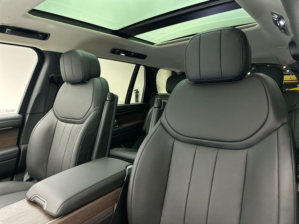 2025 Land Rover Range Rover SE 9