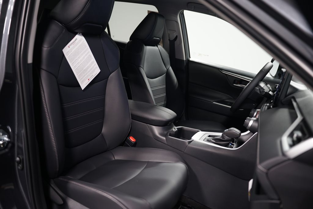 2025 Toyota RAV4 XLE Premium 29