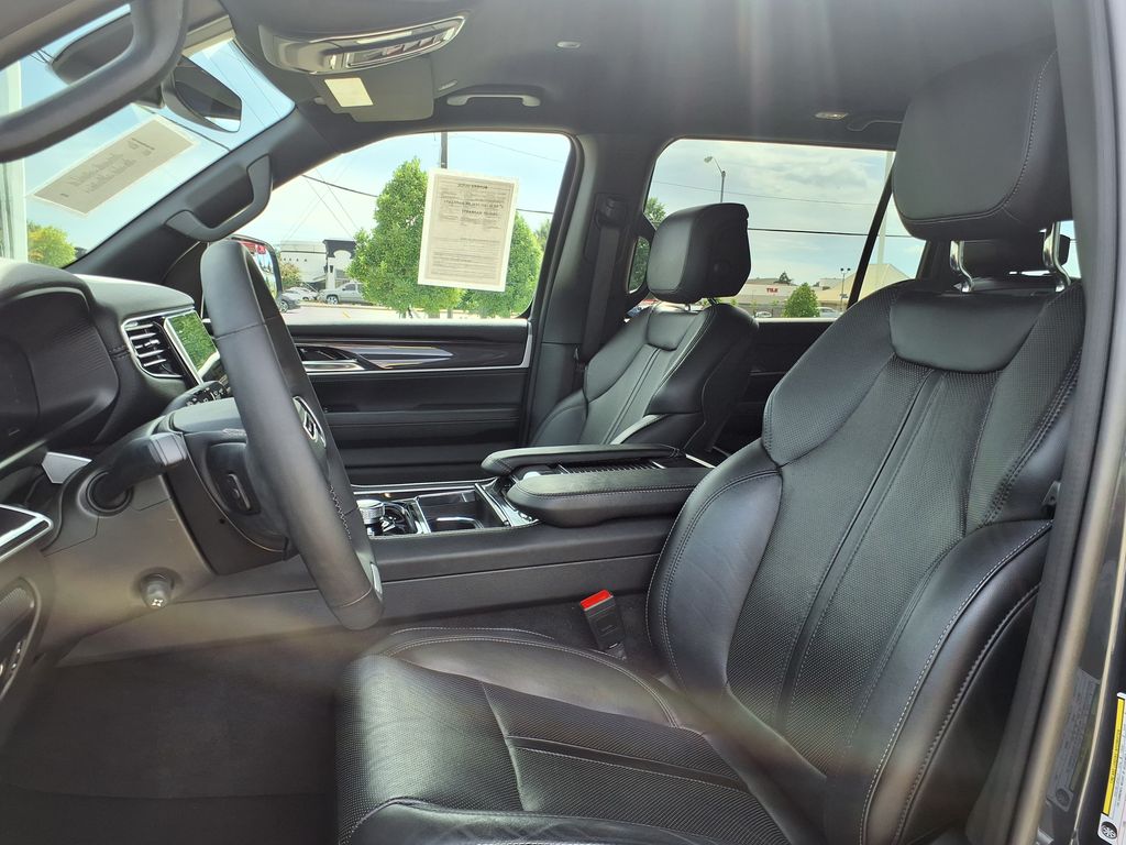 Used 2024 Gray Jeep Base image 12