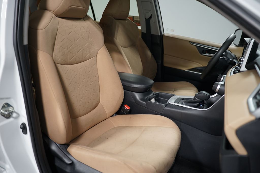 2020 Toyota RAV4 XLE 27
